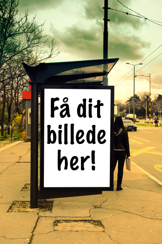 Billboard på busstoppested med teksten 