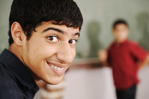Ung mand af mellemøstlig udseende smiler til kameraet.