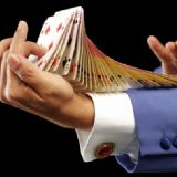 Mandehånd, der holder et kortspil