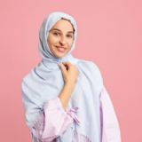 Smilende kvinde med hijab