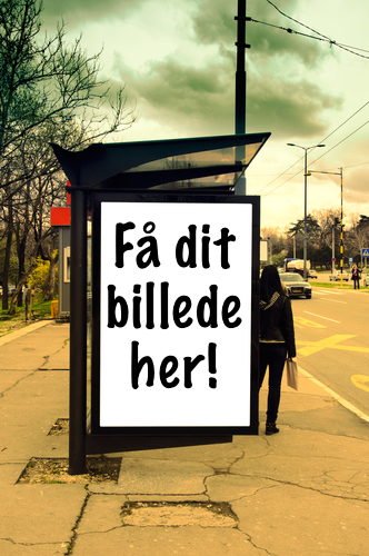 Billboard på busstoppested med teksten