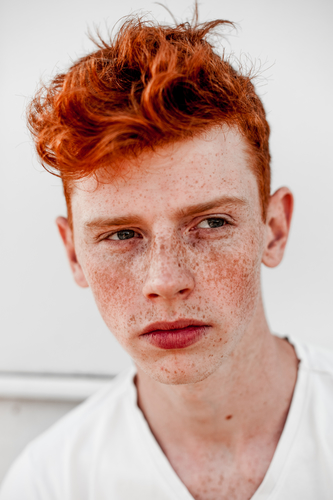 Rødhåret dreng med fregner med et kantet look