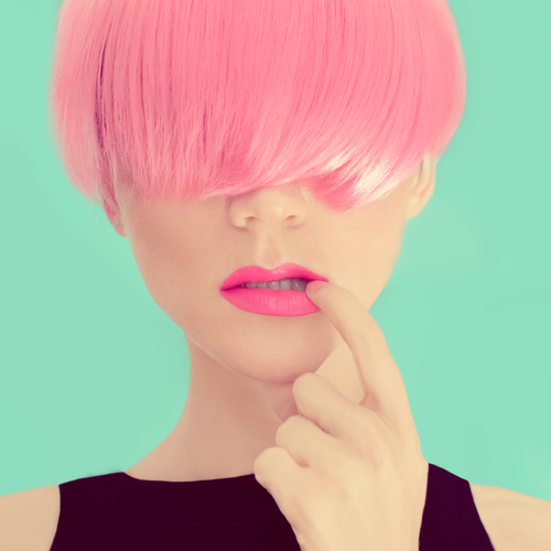 Hårmodel lyserødt hår