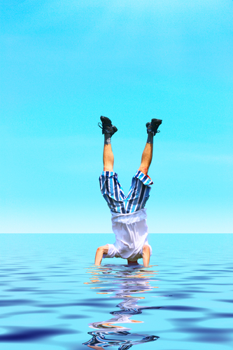 Fyr der står på hovedet i vand