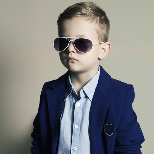 Børnemodel med solbriller og jakkesæt