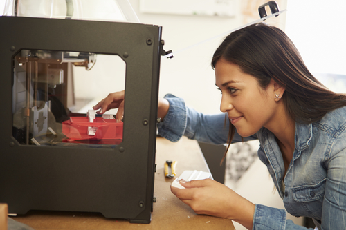 Ung kvinde bruger en 3d printer