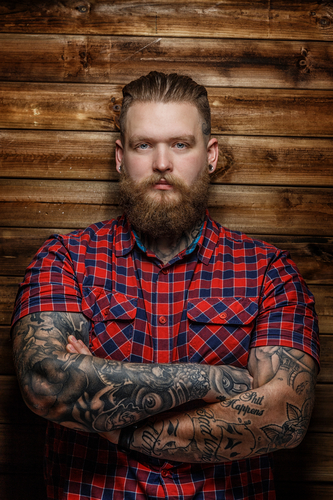 Hårdt udseende fyr med skæg og tatoveringer