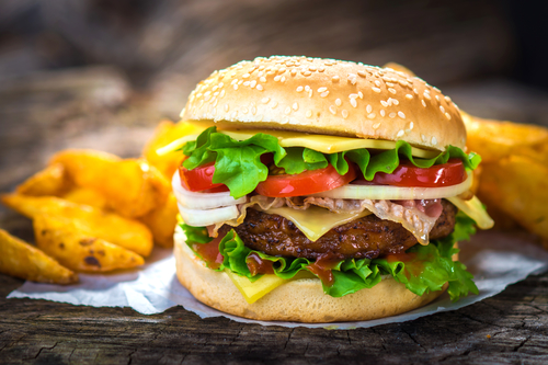 Burger og pommes frites