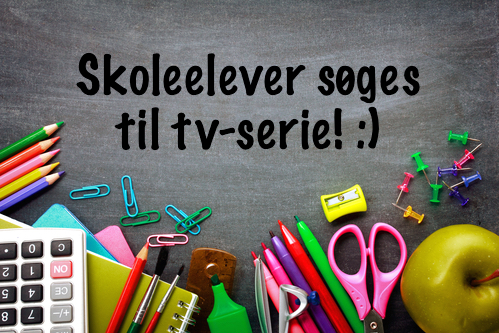 Farverige skolesager (æble, saks, blyanter, lommeregne, tegnestifter mv.) med teksten