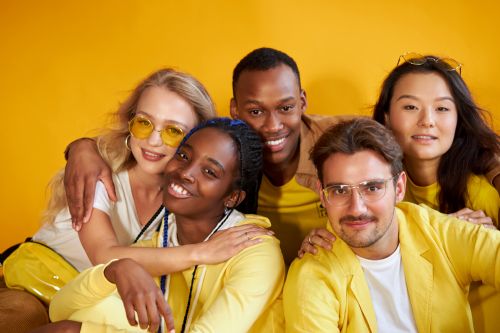 Unge mennesker i gult tøj med gul baggrund