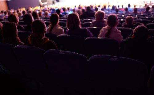 En sal fyldt med gæster der overværer et show