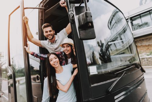 Unge mennesker i turistbus