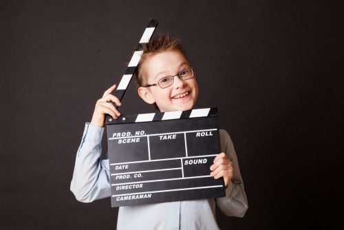 Smilende dreng med clapboard