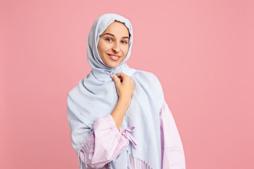 Smilende kvinde med hijab