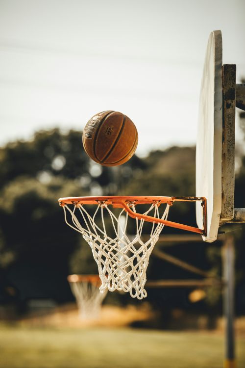 Basket ball på vej i mål