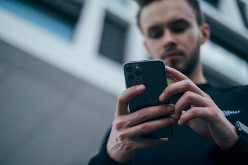 Mand med sin telefon