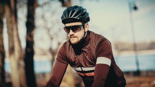 Mand med cykelhjelm på