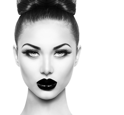 Meget retoucheret sort / hvid billede af kvindelig models ansigt