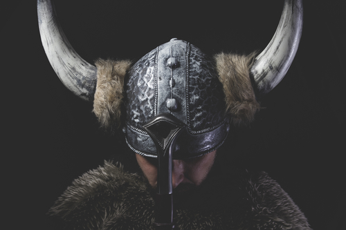 Viking med vikingehjelm på