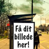 Billboard på busstoppested med teksten 