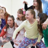 Teaterlærer underviser en gruppe børn