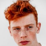 Rødhåret dreng med fregner med et kantet look
