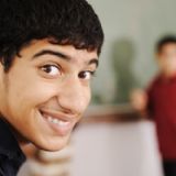 Ung mand af mellemøstlig udseende smiler til kameraet.