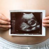 Ultralydsbillede foran gravid mave