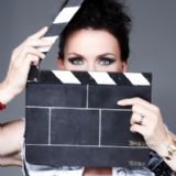 Kvinde holder et clapperboard foran sig