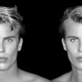 Sort/hvid billede af unge mandlige tvillinger