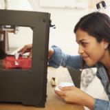 Ung kvinde bruger en 3d printer