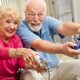 Ældre mennesker spiller på consol