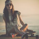 Kvinde med skateboard