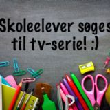 Farverige skolesager (æble, saks, blyanter, lommeregne, tegnestifter mv.) med teksten 