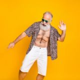 Dansende sej ældre mand med grønne solbriller