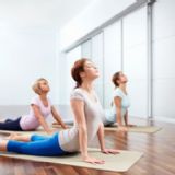 En gruppe af kvinder der laver pilates