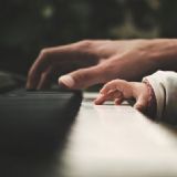 Hænder der spiller klaver