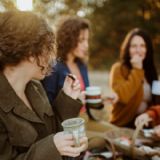 Kvinder der spiser picnic