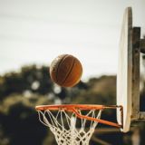 Basket ball på vej i mål