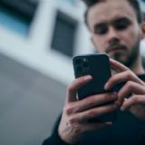 Mand med sin telefon