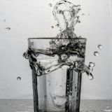 Vand i et glas, der sprøjter op