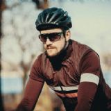 Mand med cykelhjelm på